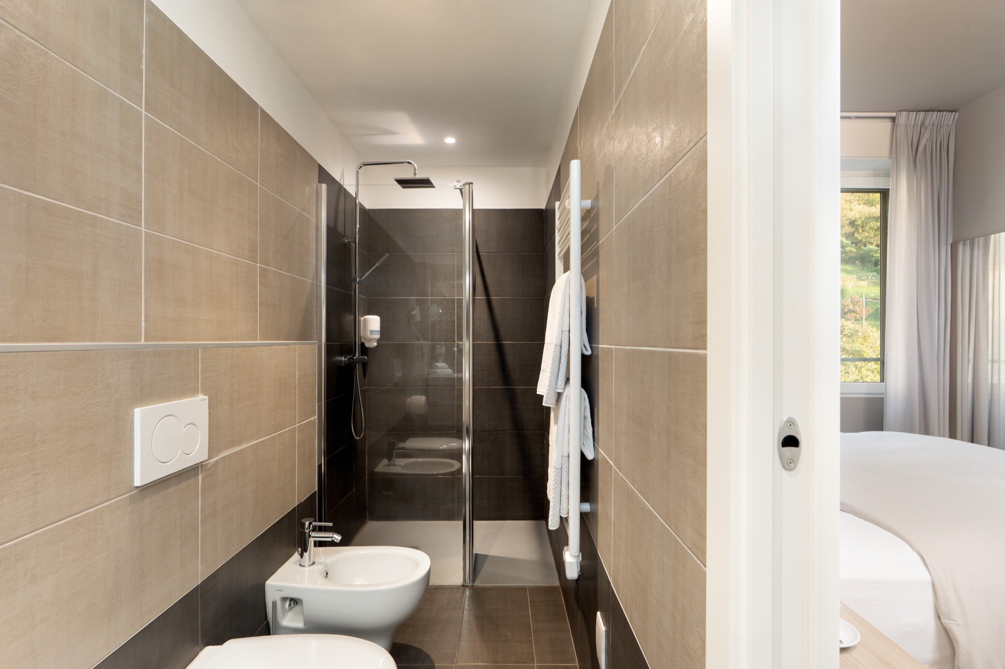 Prospettiva del bagno della Camera doppia Classic Frasnedo dell'hotel Saligari